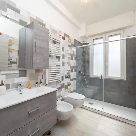Modern 2br With Private Balcony, Steps To Metro شقة
