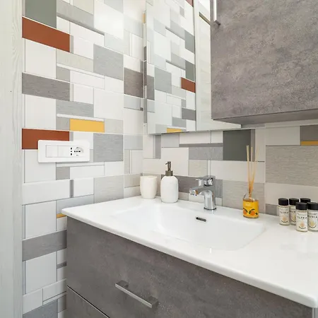 Modern 2br With Private Balcony, Steps To Metro شقة *