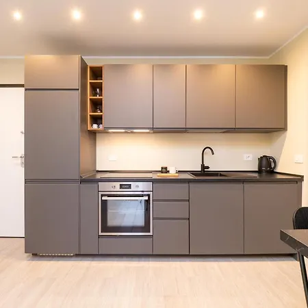 شقة Modern 2br With Private Balcony, Steps To Metro *