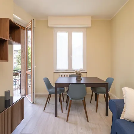 Modern 2br With Private Balcony, Steps To Metro شقة ميلان