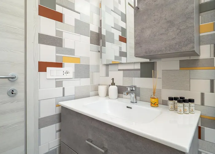 Modern 2br With Private Balcony, Steps To Metro Apartmán *