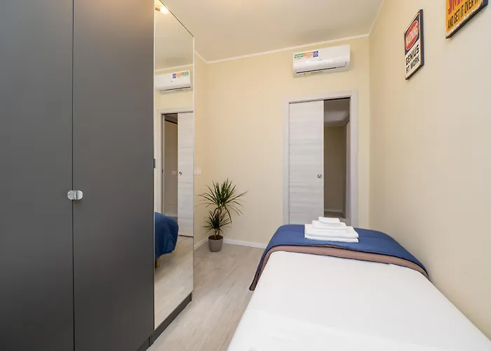 Modern 2br With Private Balcony, Steps To Metro Apartmán